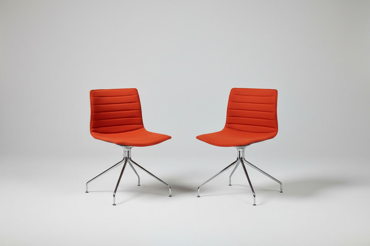 Arper Catifa 46 loungestol med orange polstring og krom drejestel set forfra